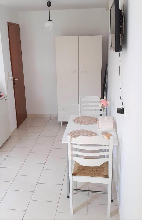 Daphnes Apartments Ratzaklion Bagian luar foto